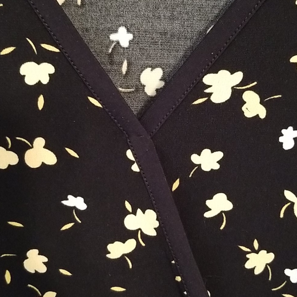 Nine West Black and Cream Print Top in Size Medium - Picture 4 of 9